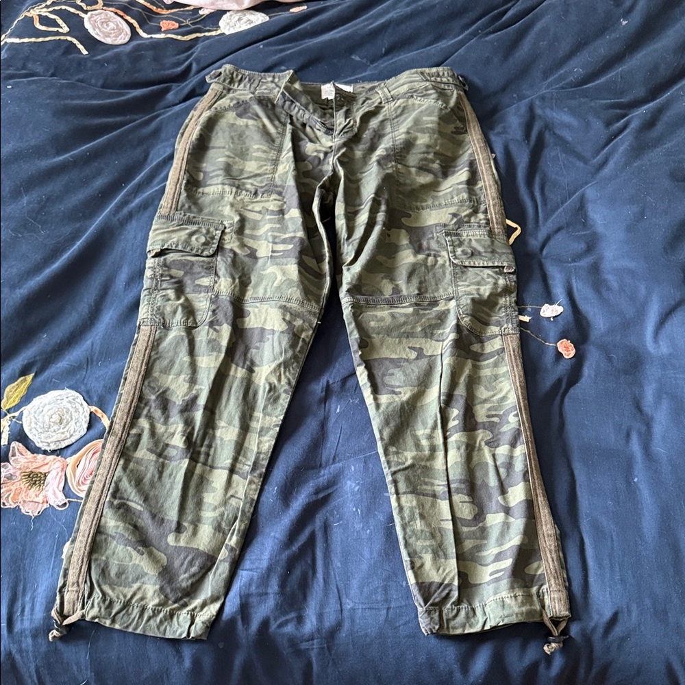 Sanctuary women’s Camo Cargo Pants in Olive Green